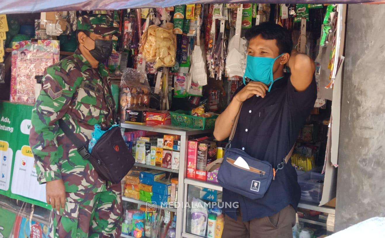 Babinsa Koramil Kedaton Bagi Masker Gratis ke Masyarakat