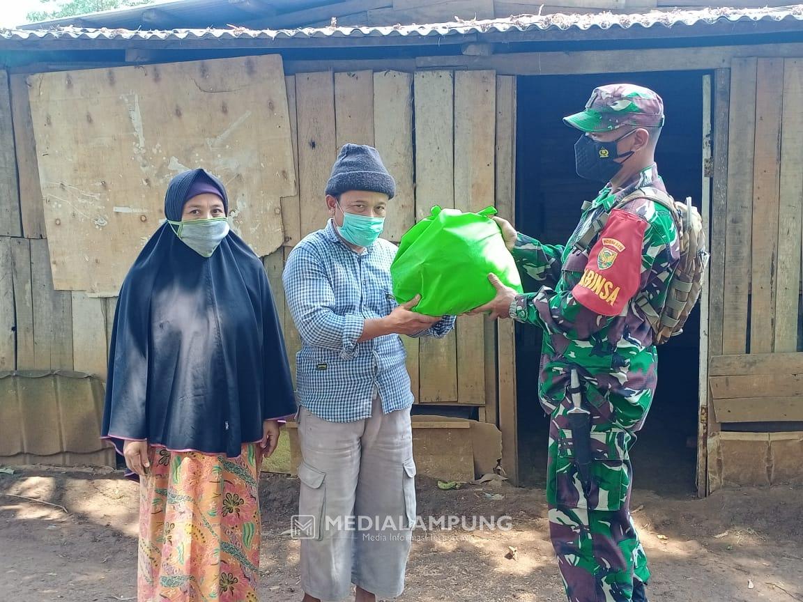 Babinsa Koramil Kedaton Bagikan Sembako ke Warga Terdampak Covid-19
