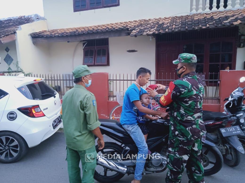 Cegah Penularan Covid, Babinsa Bagikan Masker di Wilayah Binaan
