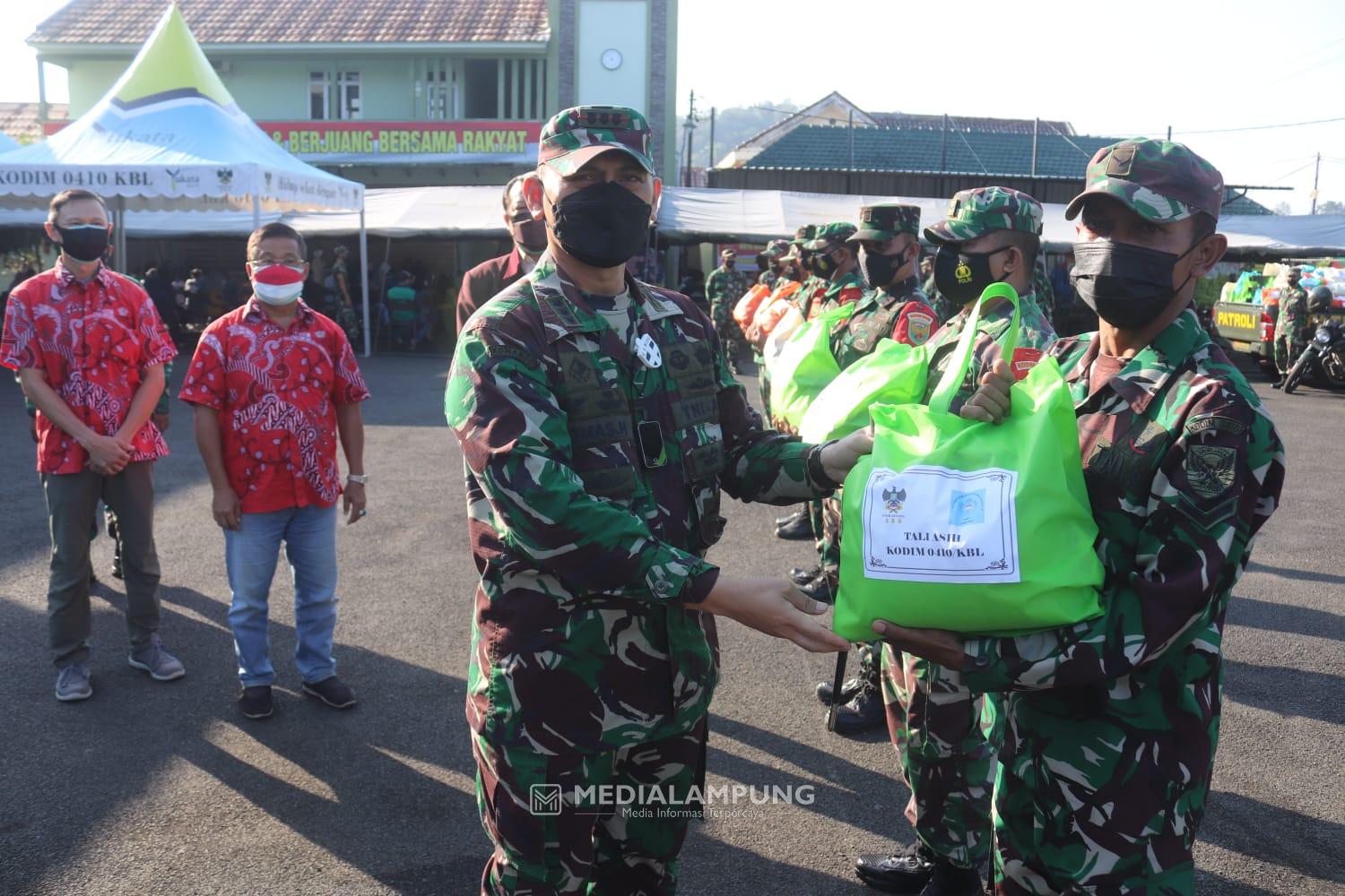 Romas Serahkan Sembako Kepada Jajaran untuk Membantu Masyarakat Binaan