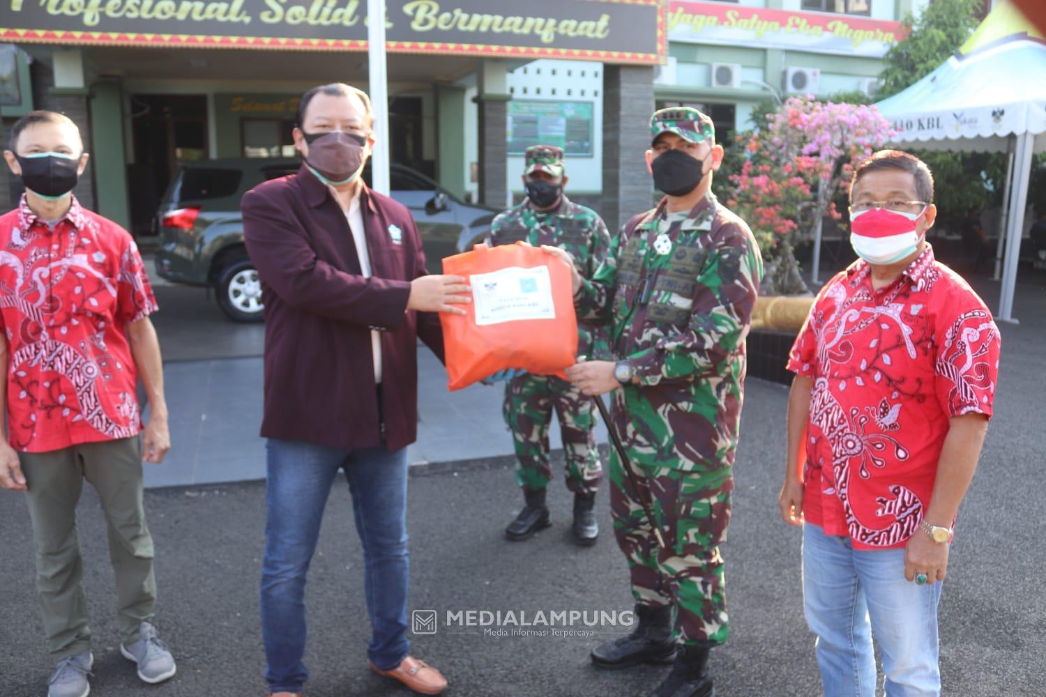 Dandim Terima Bantuan Sembako dari PSMTI Lampung 