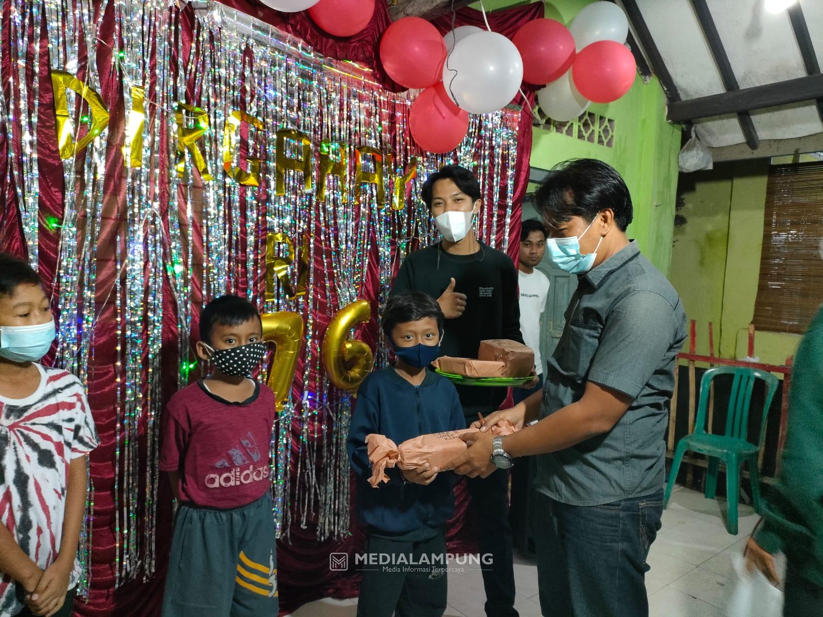 Panitia Perlombaan di Kampungkebun Jeruk Panjang Serahkan Hadiah Agustusan