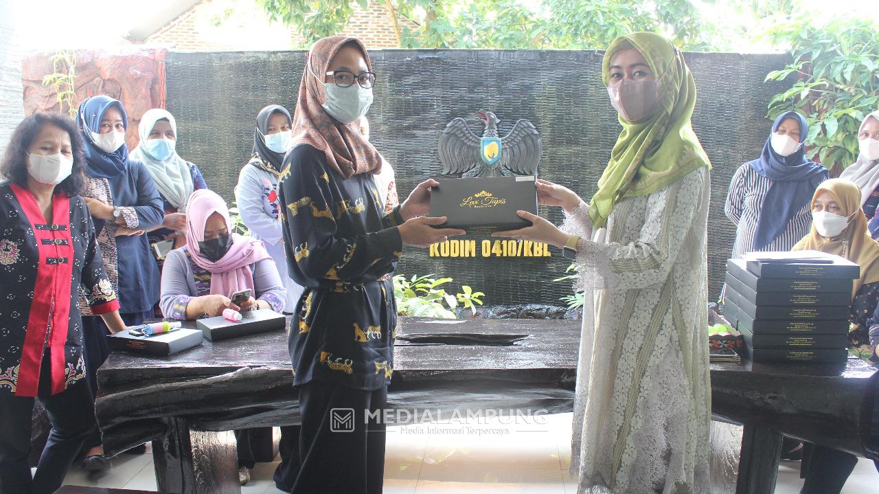 Ny. Esa Romas Bagikan Kain Batik ke Pengurus Persit KCK Cab XXX Kodim 0410/KBL