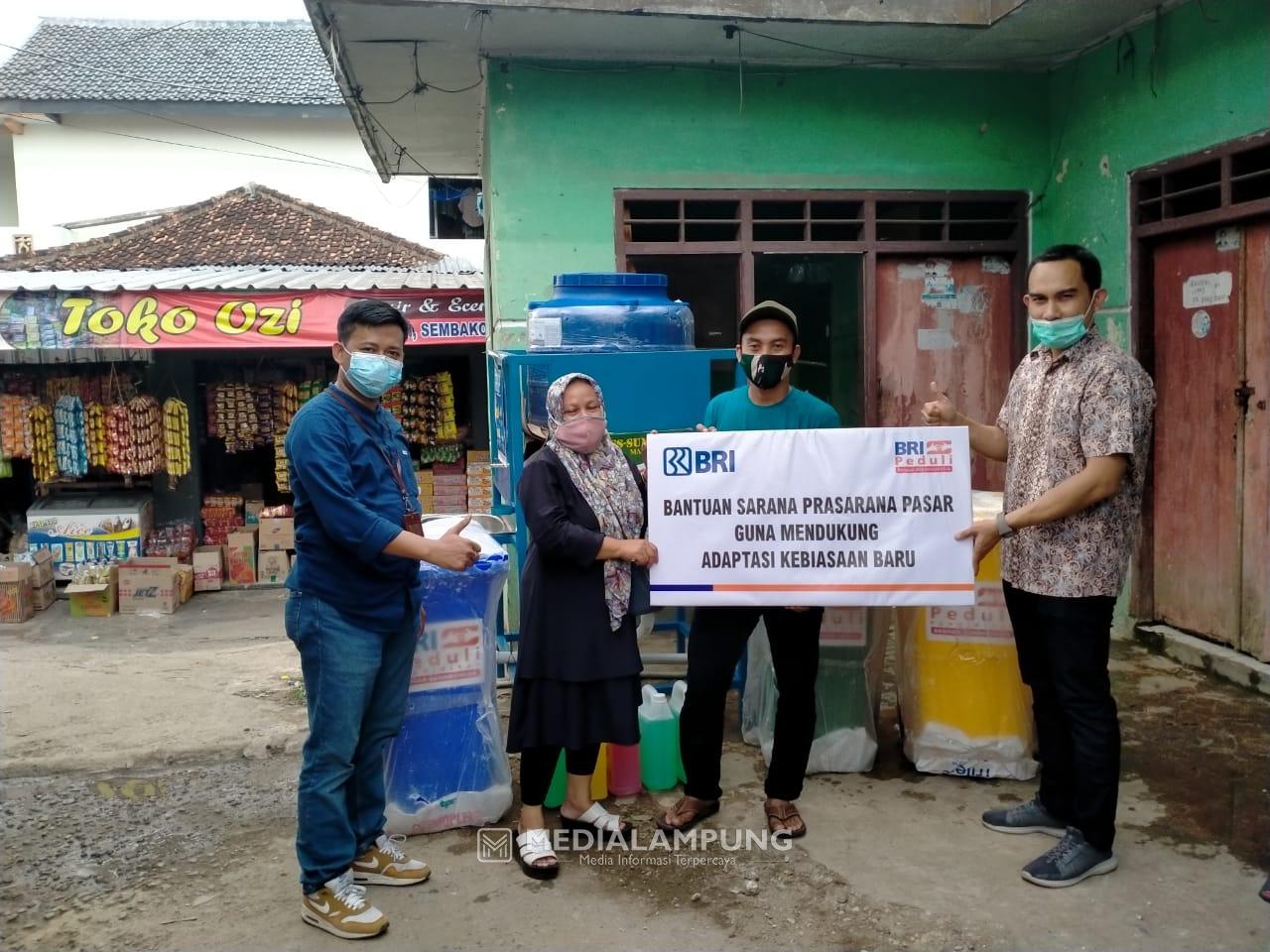 BRI Cabang Pringsewu Serahkan Bantuan CSR ke Sejumlah Pasar