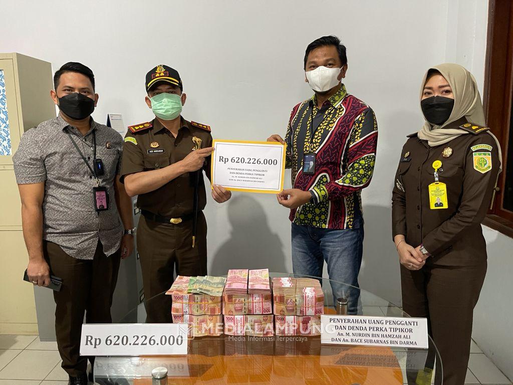 Kejari Pringsewu Setorkan Pengganti Kerugian Negara dan Denda Kasus Korupsi