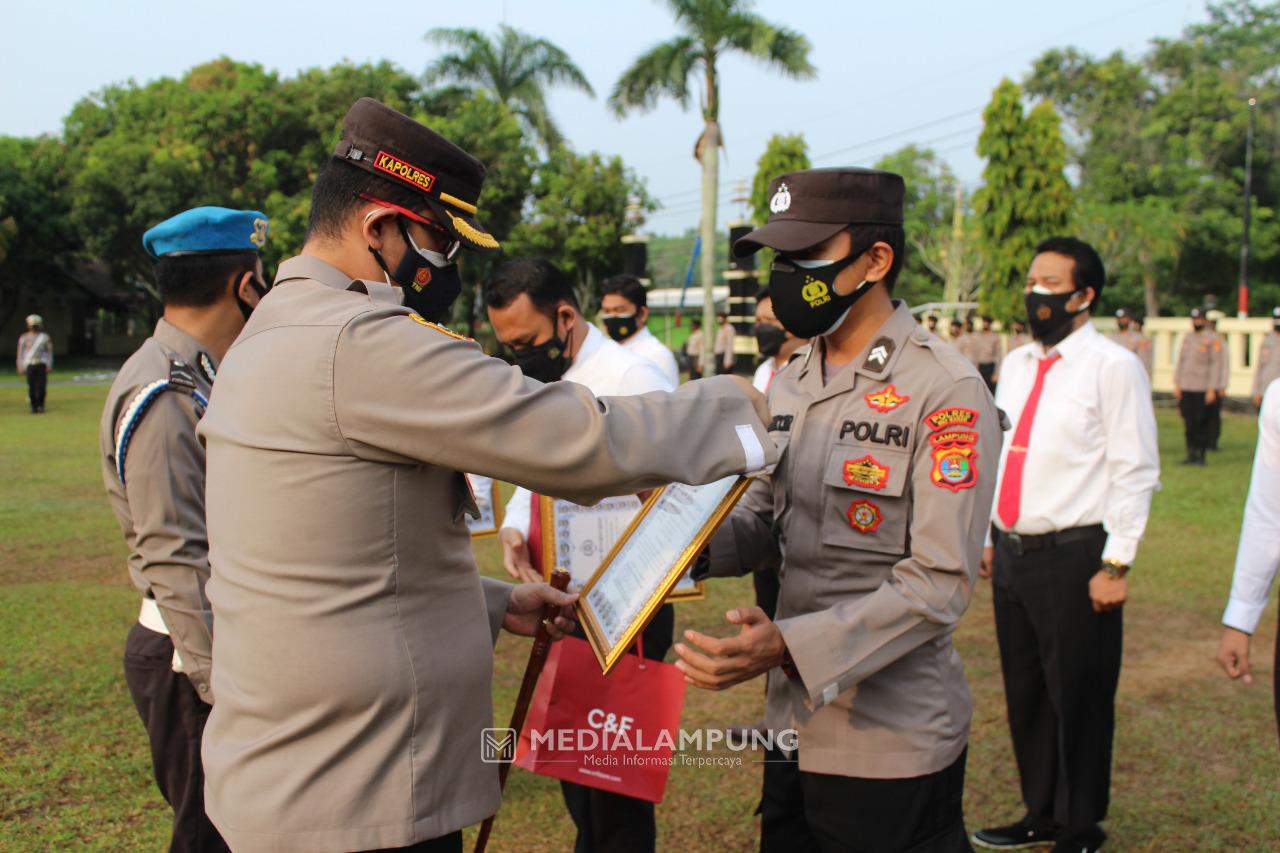 Kapolres Waykanan Beri Penghargaan Sembilan Personel Berprestasi