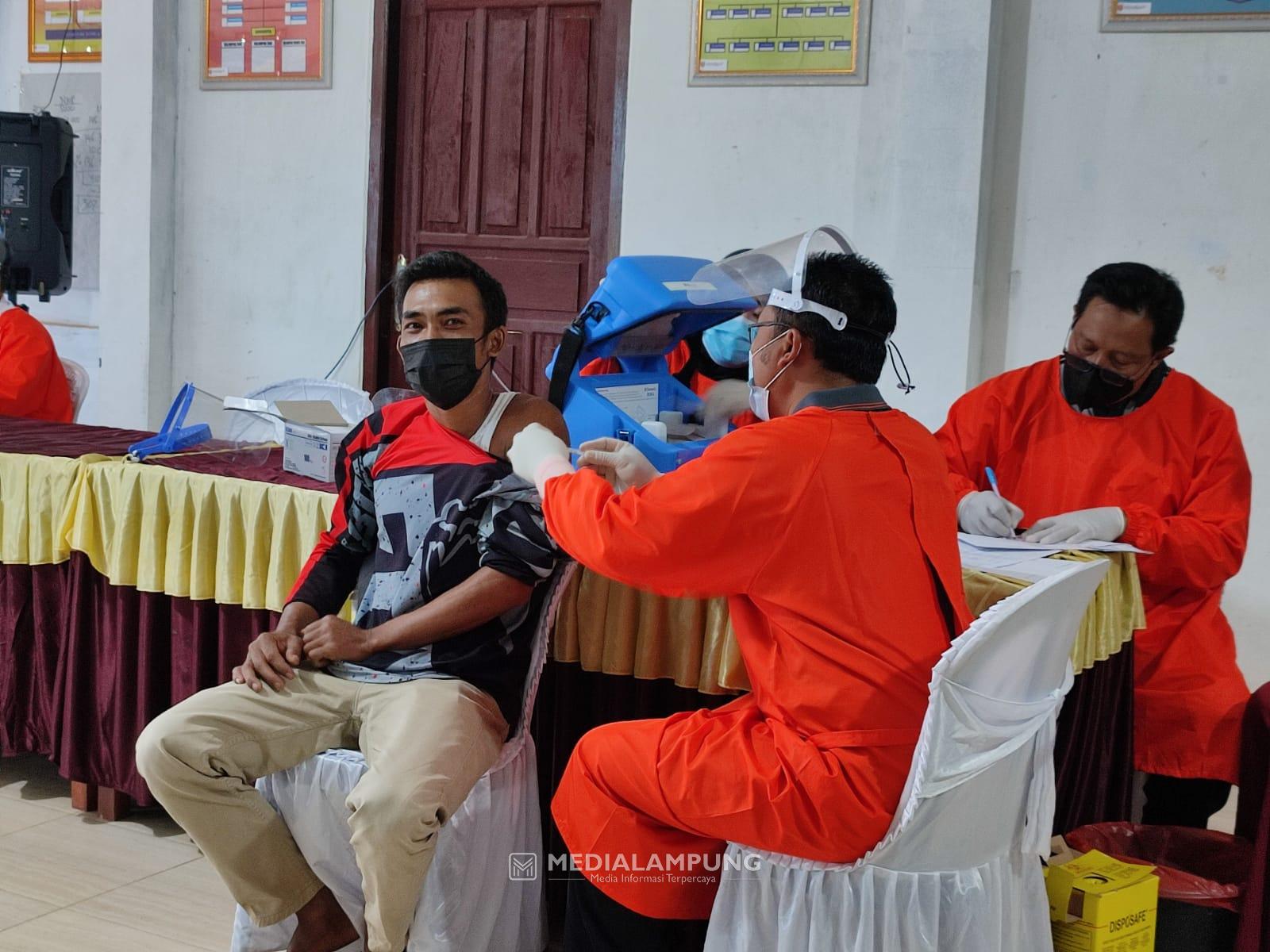 Peserta Vaksinasi Covid-19 Pekon Trimulyo Membludak, Petugas Nyaris Kewalahan 