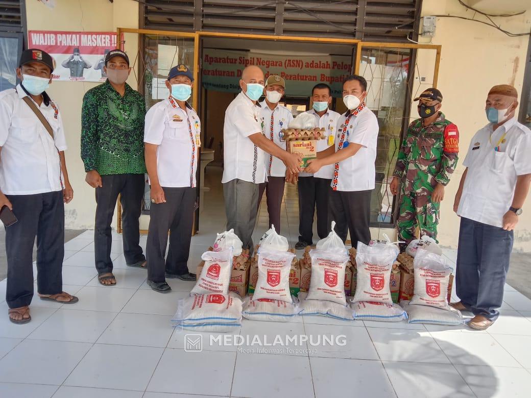 Dinsos Lambar Salurkan 520 Paket Bantuan Sembako untuk Warga Isoman 