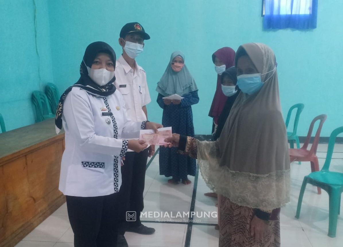 Camat Erna Hadiri Penyaluran BLT-DD Untuk 5 Bulan Pekon Tribudisyukur