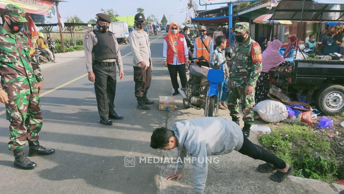 Camat Sri Ajak Warga Saling Mengingatkan Tentang Prokes 