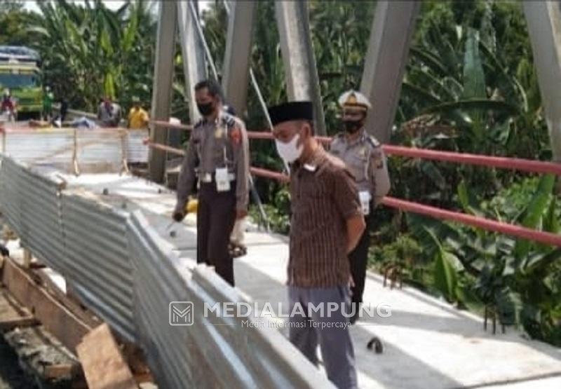 Ketua DPRD Lampura Tinjau Proses Perbaikan Jembatan Way Rarem