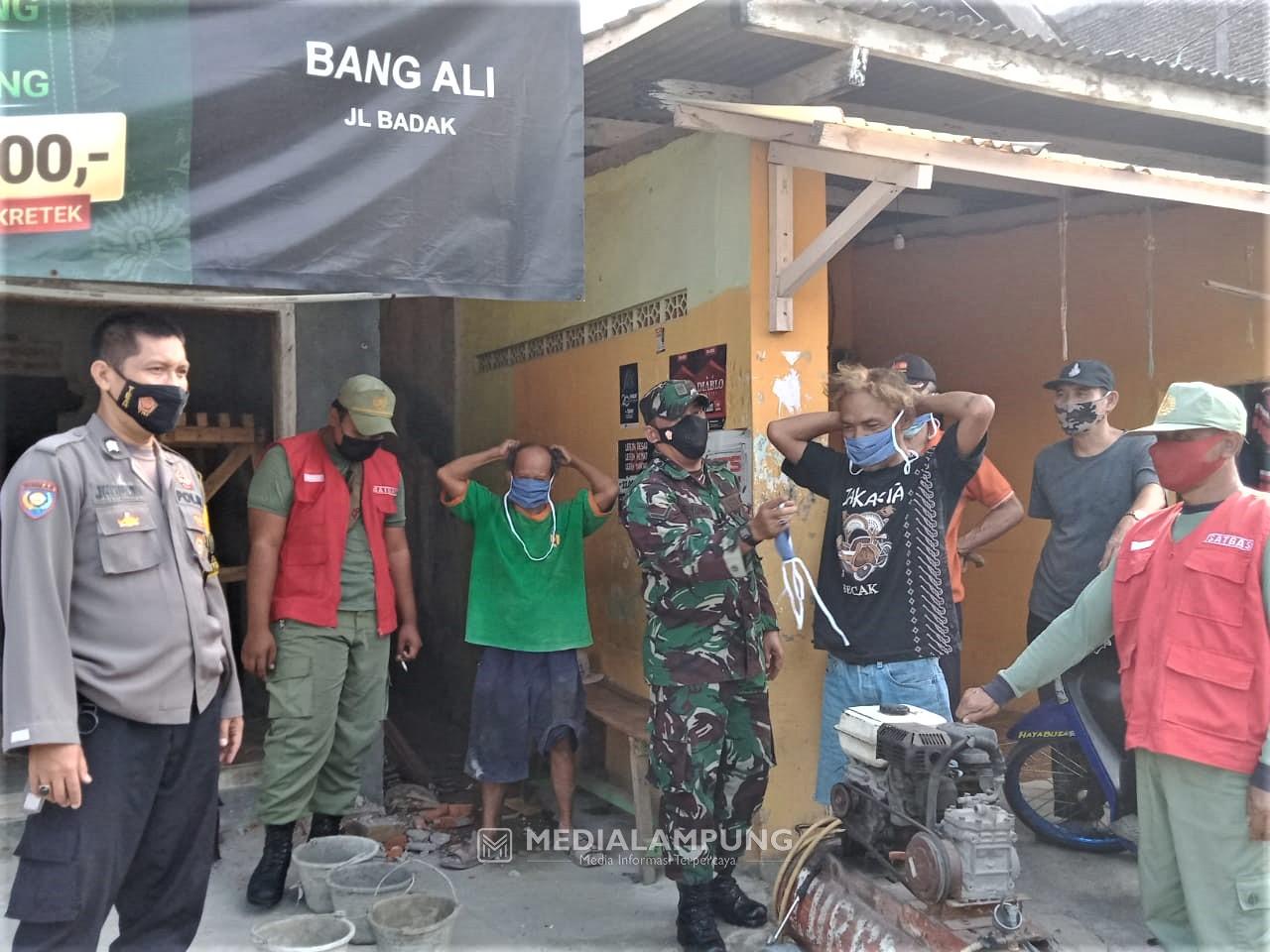 Guna Memutus Penularan Covid-19, Babinsa Koramil 410-06/Kedaton Bagikan Masker Gratis