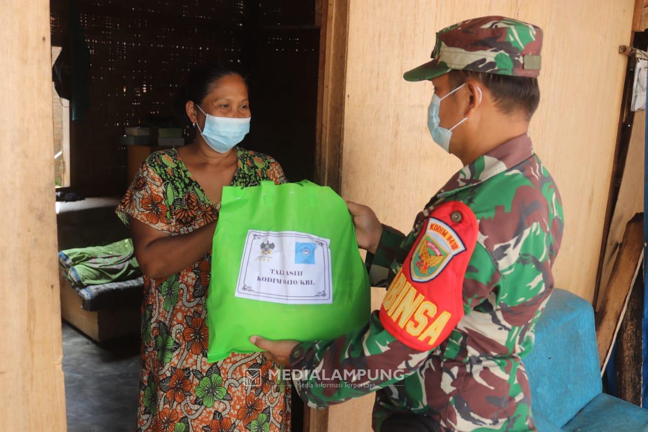 Babinsa Koramil 410-02/TBS Bagikan Sembako di Wilayah Binaan