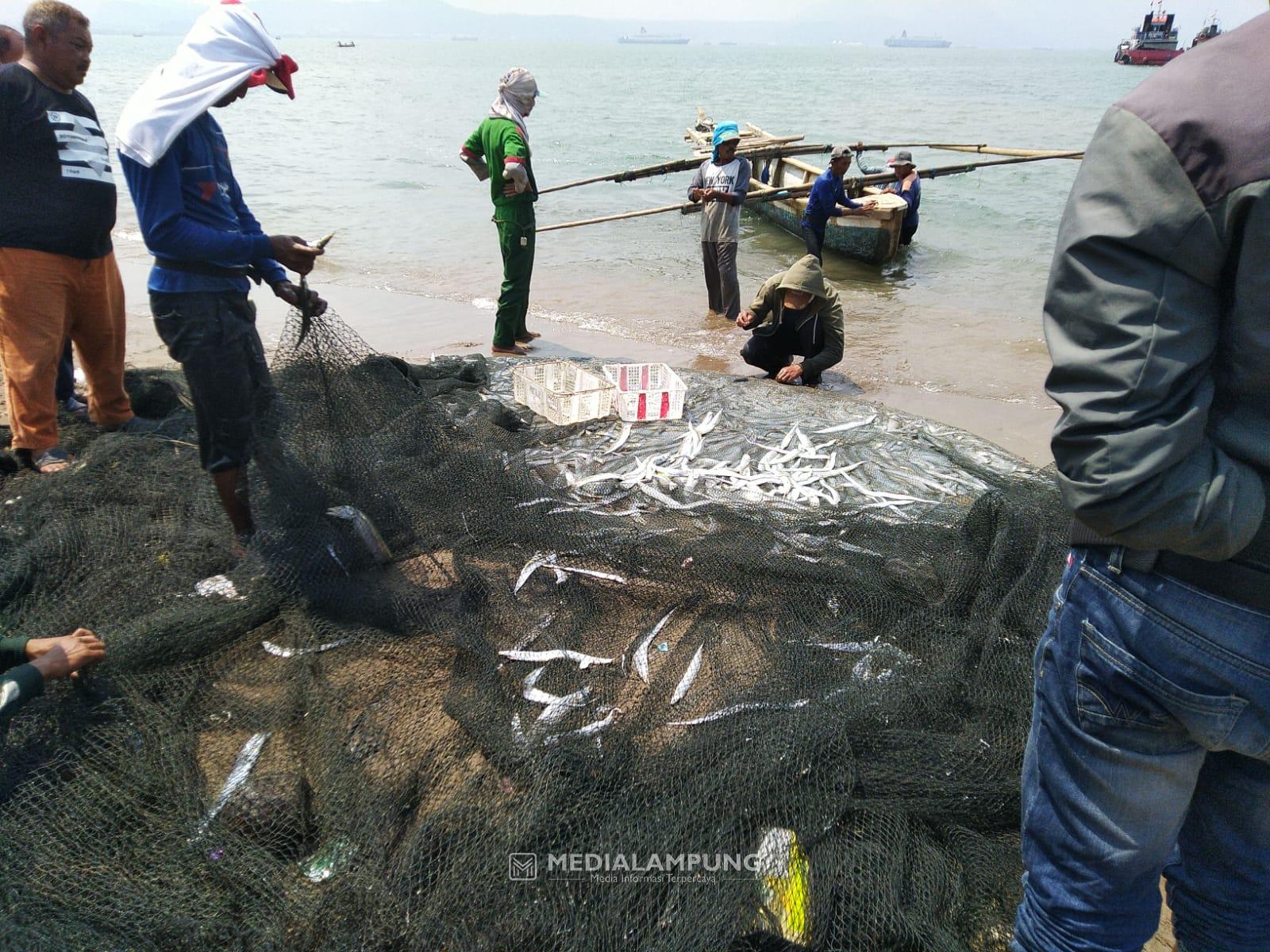 Meski Cuaca Kurang Mendukung, Nelayan Pantai Gudang Agen Tetap Dapat Ikan