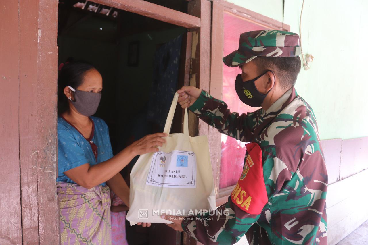 Babinsa Koramil Panjang Bagikan Bantuan Sembako di Wilayah Binaan