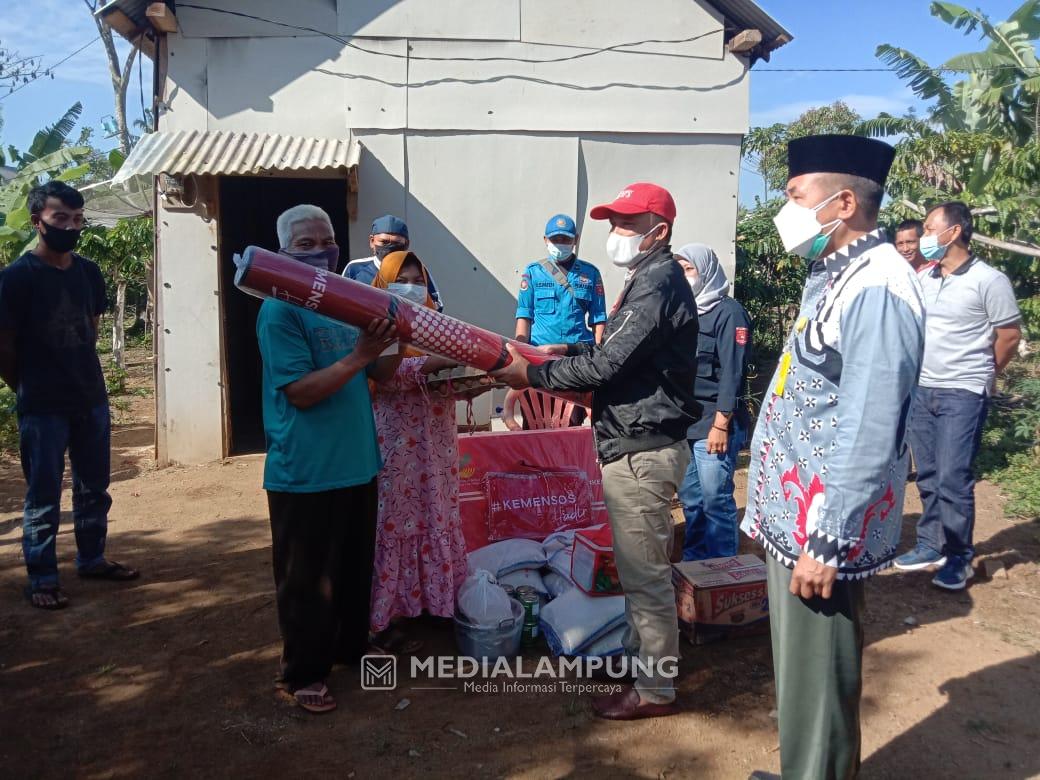 Parosil Berikan Bantuan Kepada Korban Kebakaran Rumah di Pekon Sinarluas