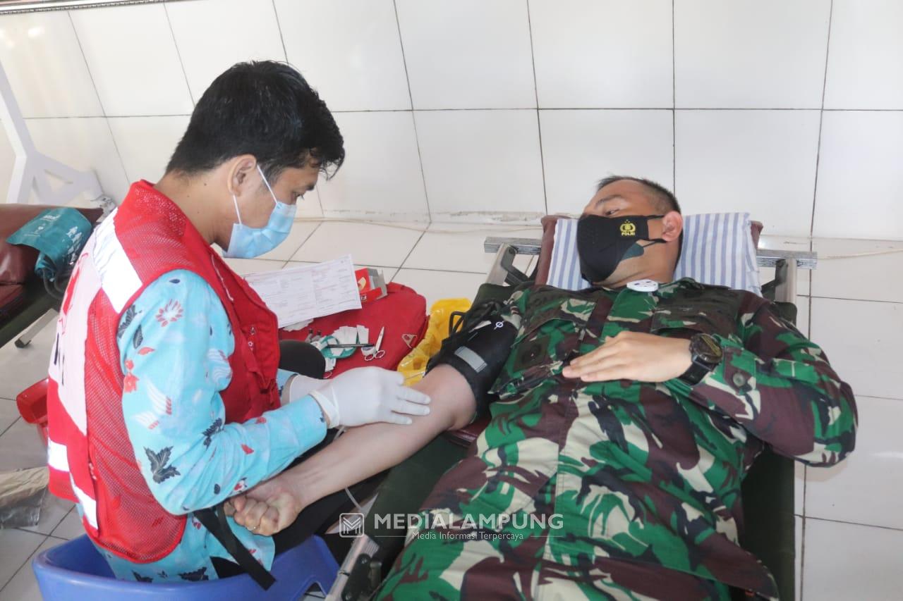 Peringati HUT Korem 043/Gatam, Dandim Bersama Ketua Persit Donor Darah