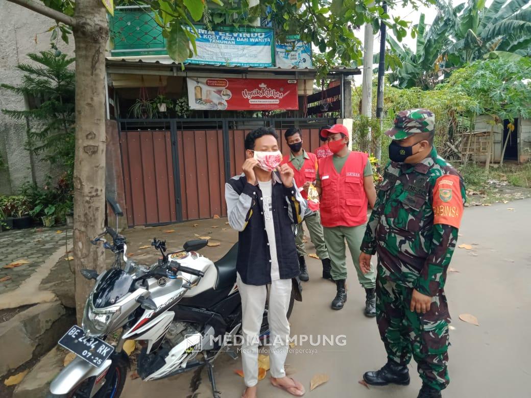 Babinsa Koramil Kedaton Bagikan Masker di Wilayah Binaan