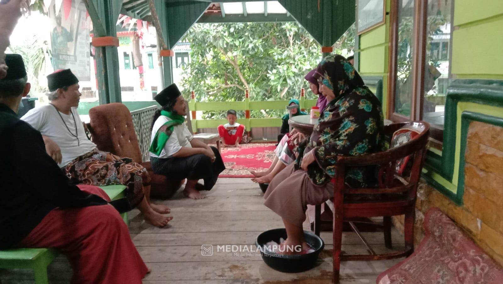Gelar Pengobatan, Gus Zainal Pecinta Ziarah 1.000 Wali Singgah ke Pesbar