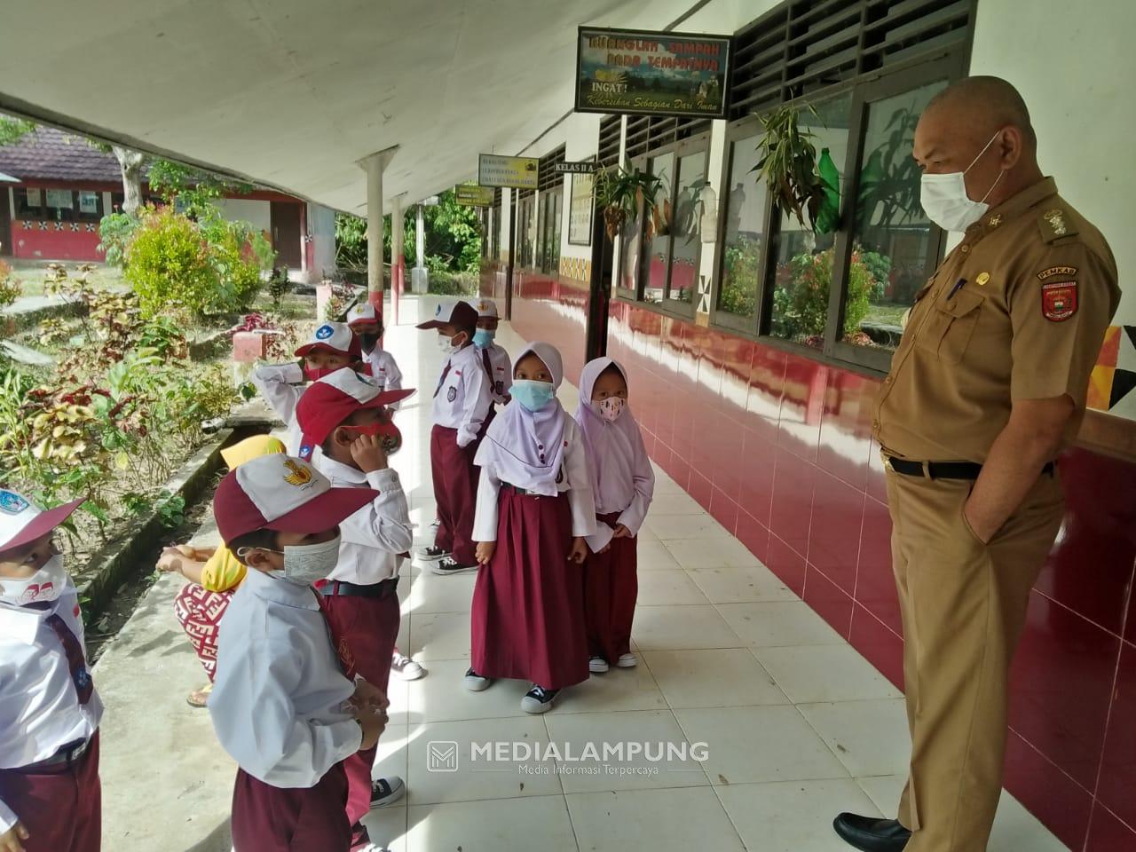 Camat Batubrak Tinjau Hari Pertama Pelaksanaan KBM Tatap Muka