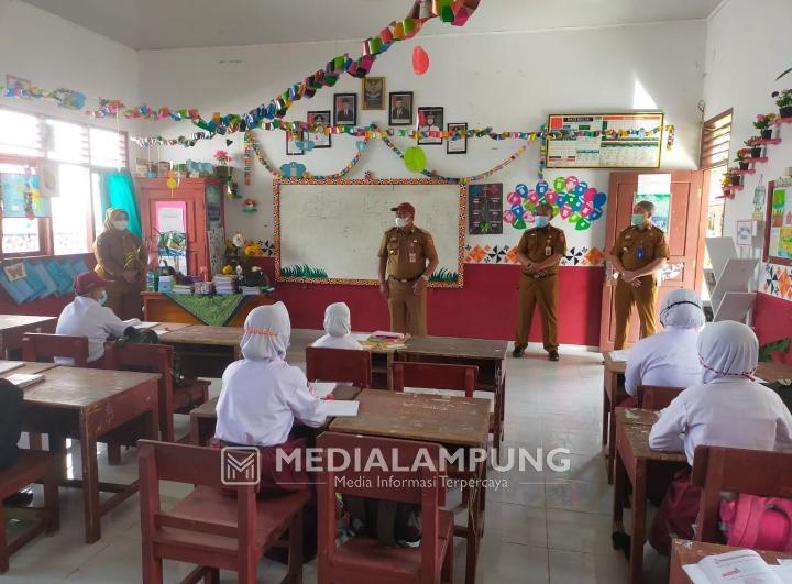 Hari Pertama KBM Tatap Muka Terbatas, Kadisdikbud Tinjau Sejumlah Sekolah 