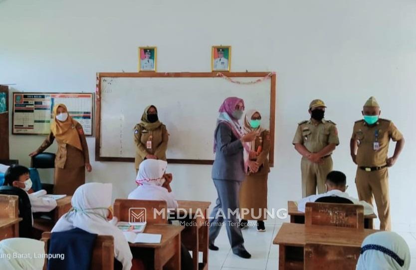 Tinjau KBM Tatap Muka, Camat Sekincau Ajak Sekolah Konsisten Jalankan Prokes