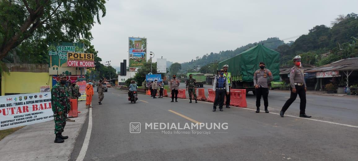 Babinsa Koramil Panjang Bersama Satgas Covid Lakukan Penyekatan