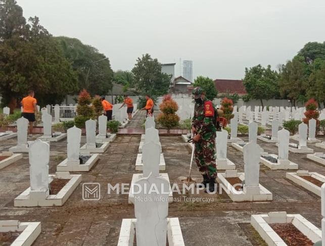 Jelang HUT Korem 043/Gatam, Personel Koramil Kedaton Bersihkan TMP