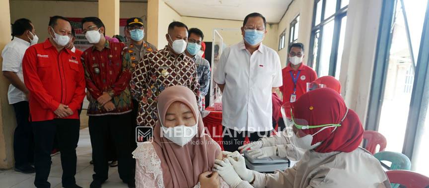 Nanang Ermanto Dampingi Ketua Komisi IV DPR RI Monitoring Vaksinasi Covid-19 di Kecamatan Penengahan