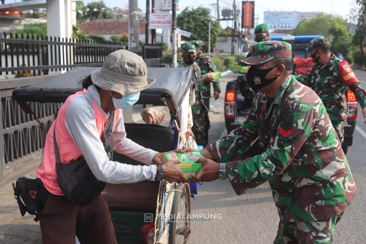 Peringati HUT Korem 043/Gatam Ke-74, Personel Kodim Bagi-bagi Nasi Kotak