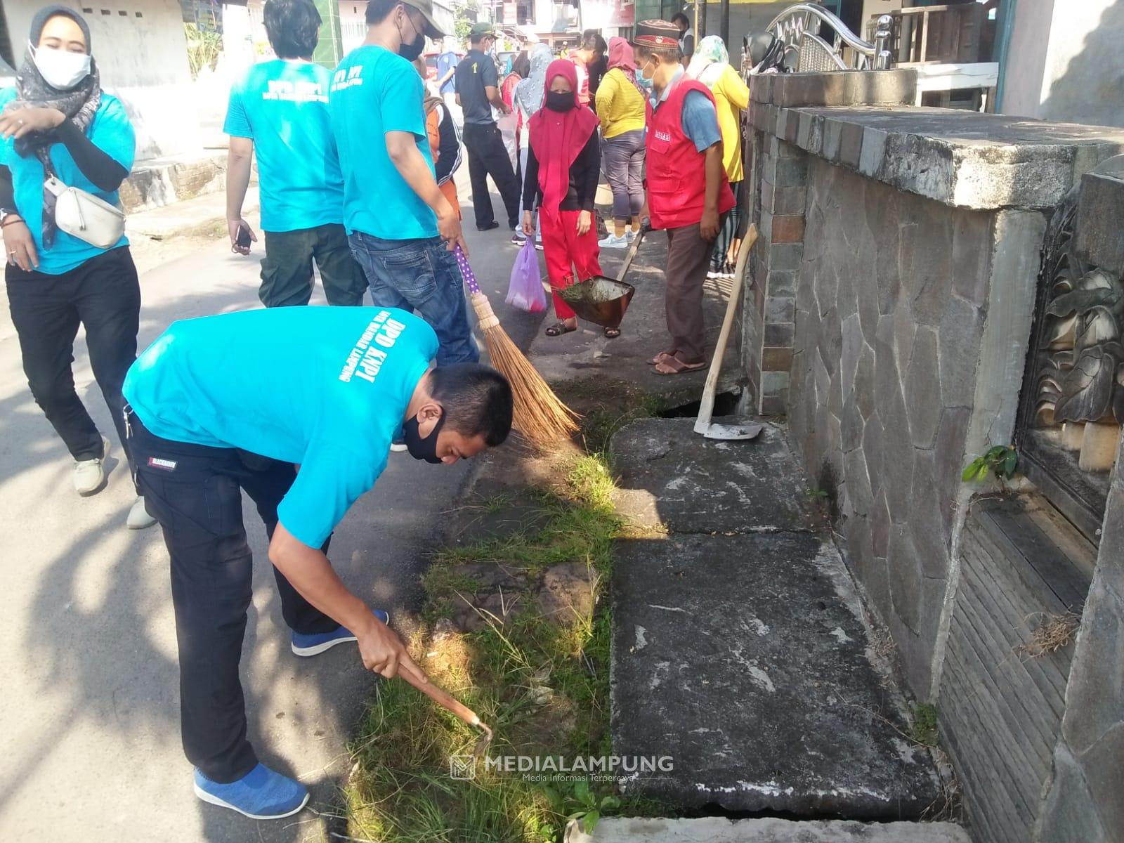 Ketua RT Juga Ketua KNPI Sawahlama Julman Ajak Warga Lakukan Jumat Bersih