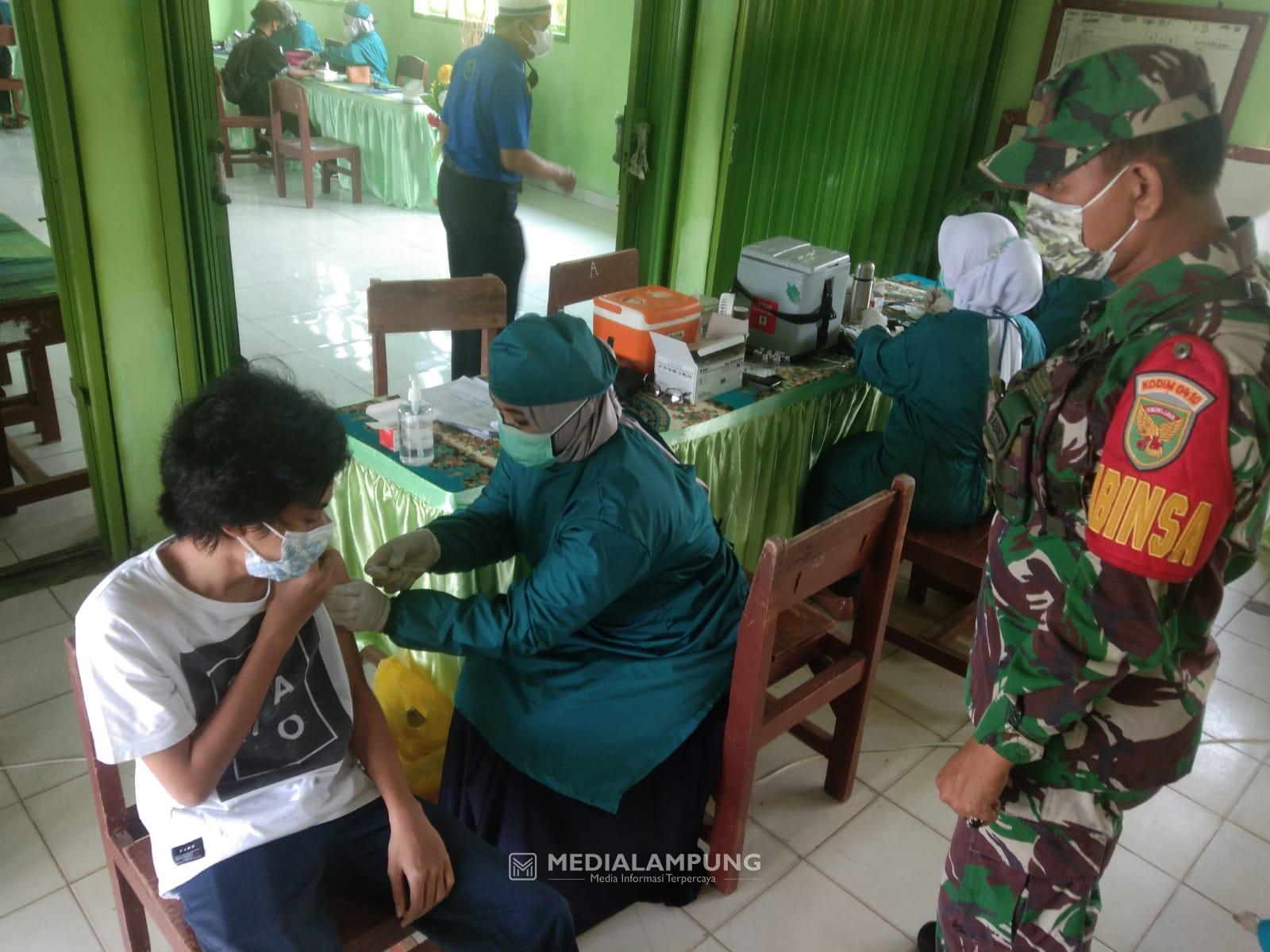 Babinsa Koramil Panjang Monitor Vaksinasi di Sukarame Baru