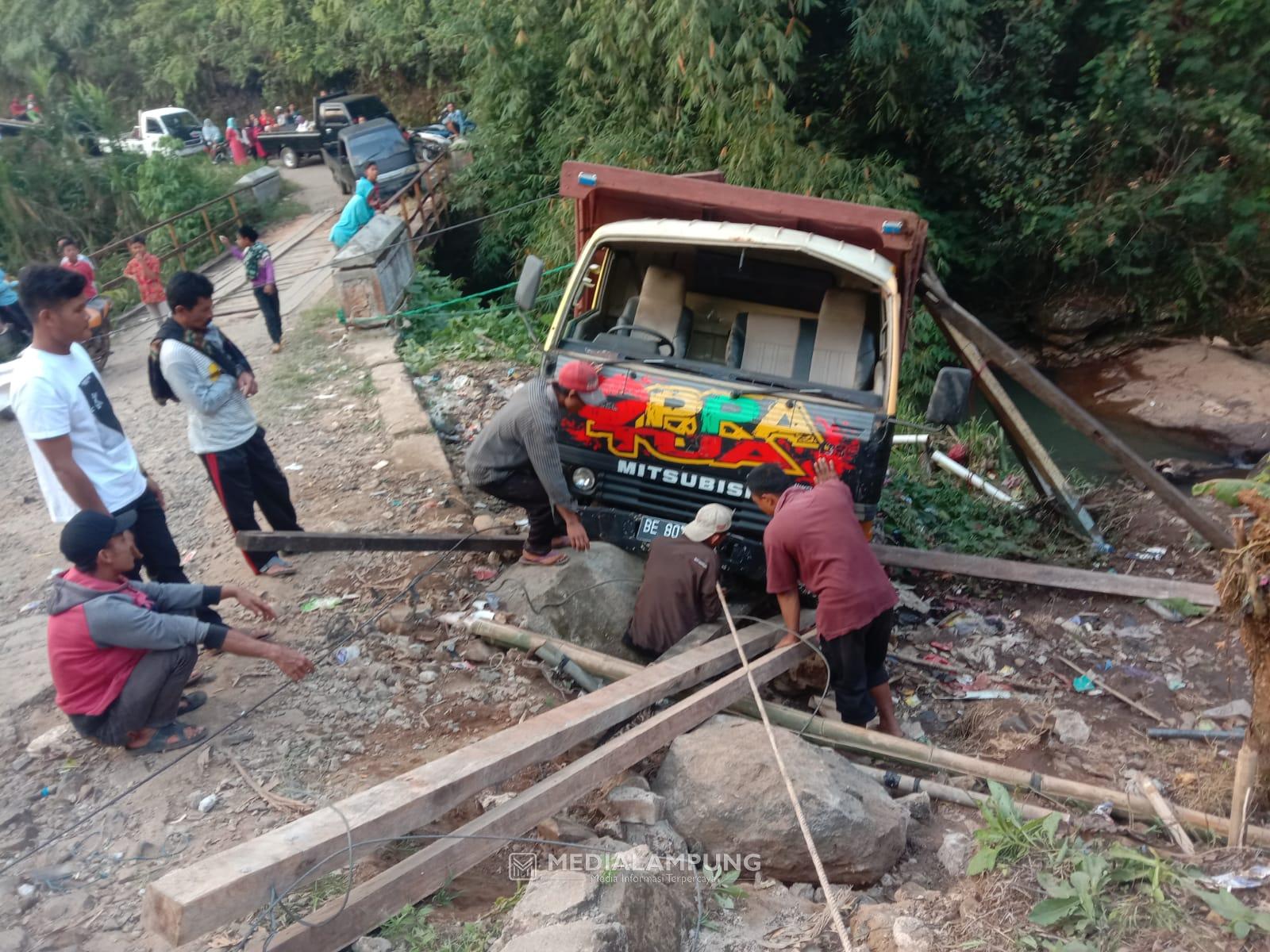 Kehilangan Tenaga, Truk Bermuatan Kopi Tergelincir di Tanjakan Mabarjaya, Sukaraja