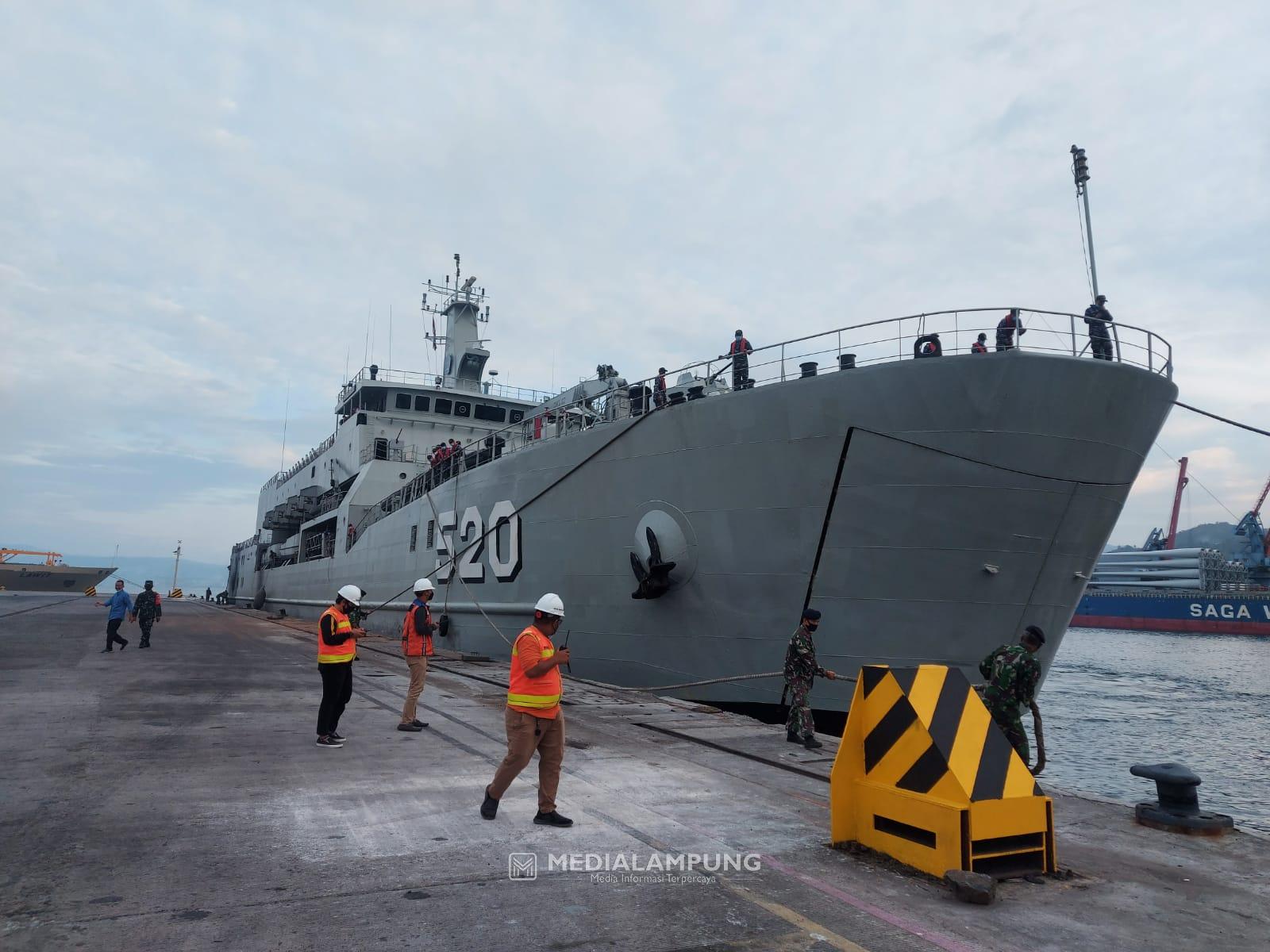 Personel Kodim Monitoring Kedatangan KRI Teluk Bintuni 520 dan KRI Teluk Banten 516