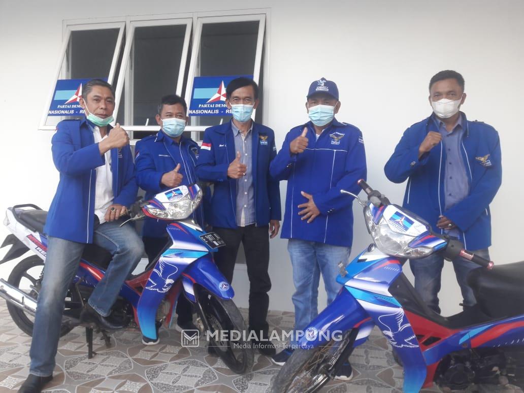 HUT Ke-20, DPC Partai Demokrat Lambar Bagikan 15 Unit Kendaraan