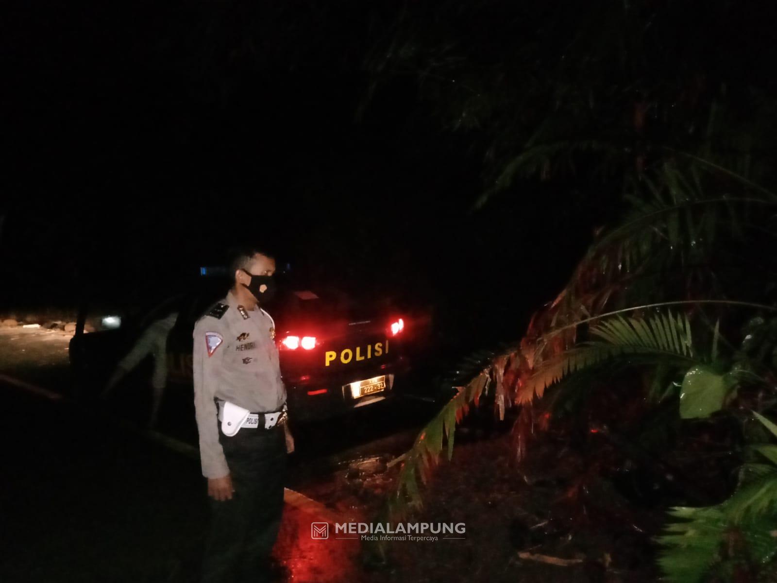 Longsor Sempat Tutup Badan Jalan di Lemong