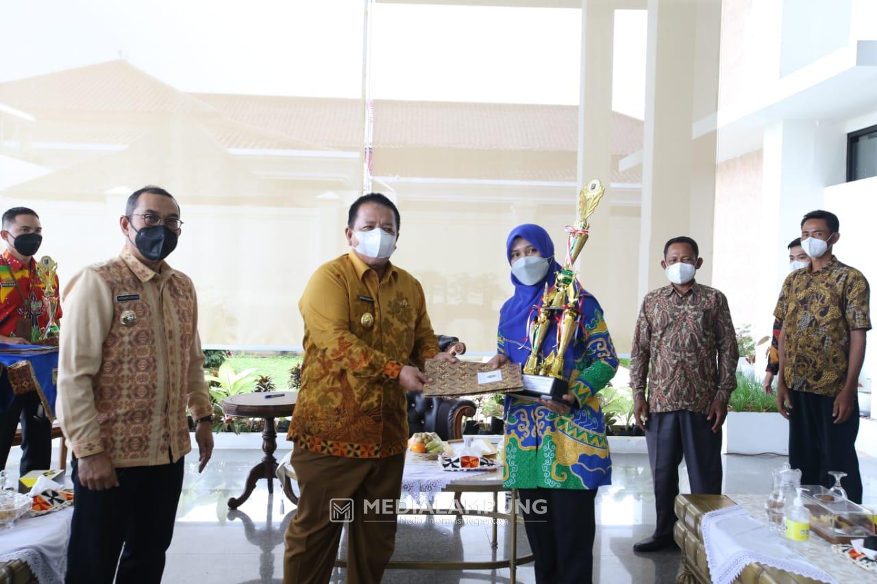 Arinal Serahkan Piagam Penghargaan Kepada 6 Pemenang Lomba Wana Lestari Tingkat Provinsi Lampung