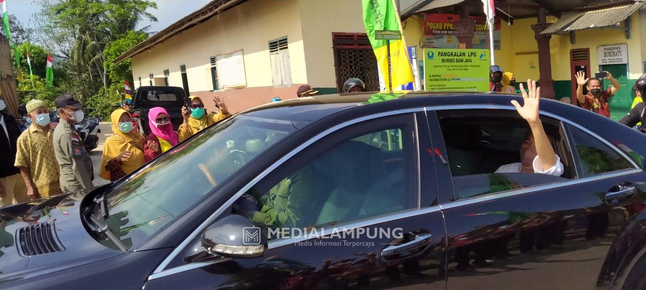 Warga Pringsewu Antusias Sambut Kedatangan Presiden Jokowi