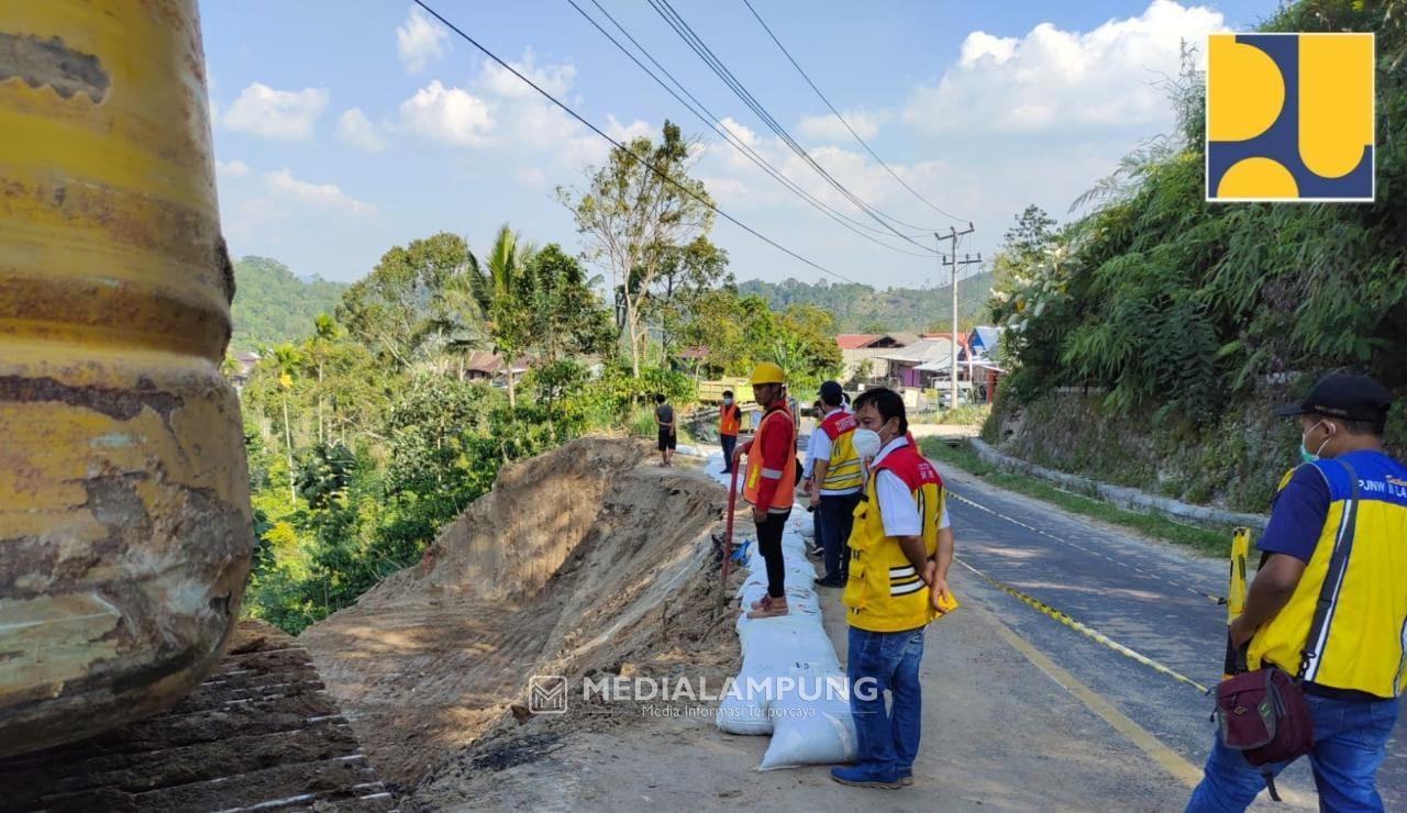 BPJN Tangani Tiga Titik Longsor Jalan Nasional di Lambar