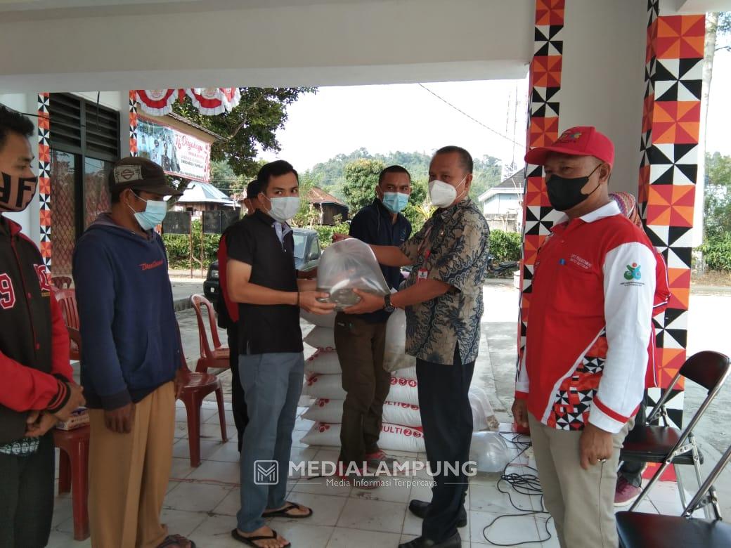 Tujuh Pokdakan di Batuketulis Terima Bantuan Benih dan Pakan Ikan