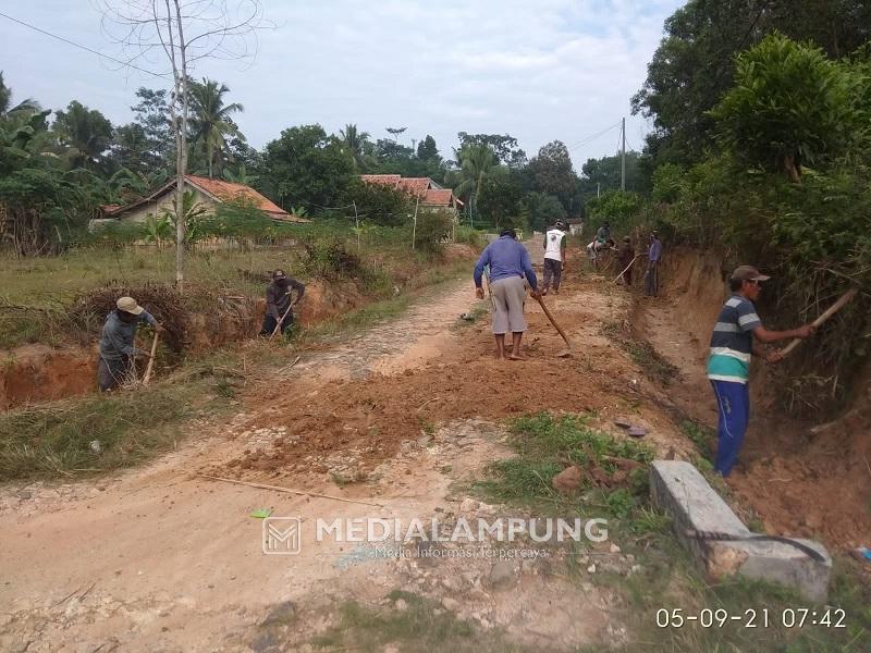 Kampung Setia Negara Tanamkan Budaya Gotong Royong pada Masyarakatnya