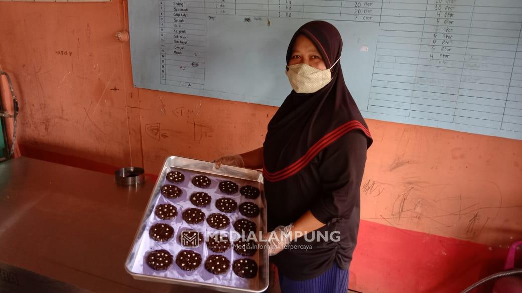 Gwati Kecamatan Sekincau Kembangkan Pembuatan Kue dari Kulit Kopi Petik Merah