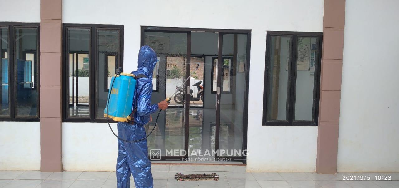 Cegah Penyebaran Covid-19, Kampung Bandar Dalam Semprot Rumah Ibadah dengan Desinfektan