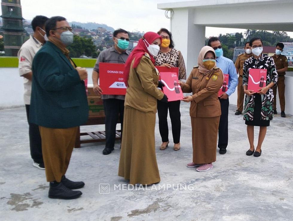 Bunda Eva Terima Bantuan untuk Nakes dari CCEP Indonesia