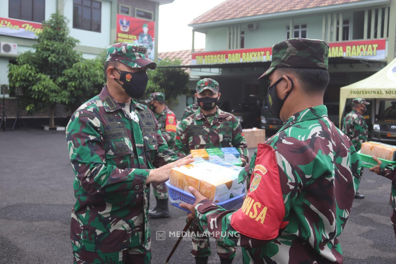 Dandim Romas Serahkan Bantuan Paket Isoman Secara Simbolis ke Masing-masing Koramil