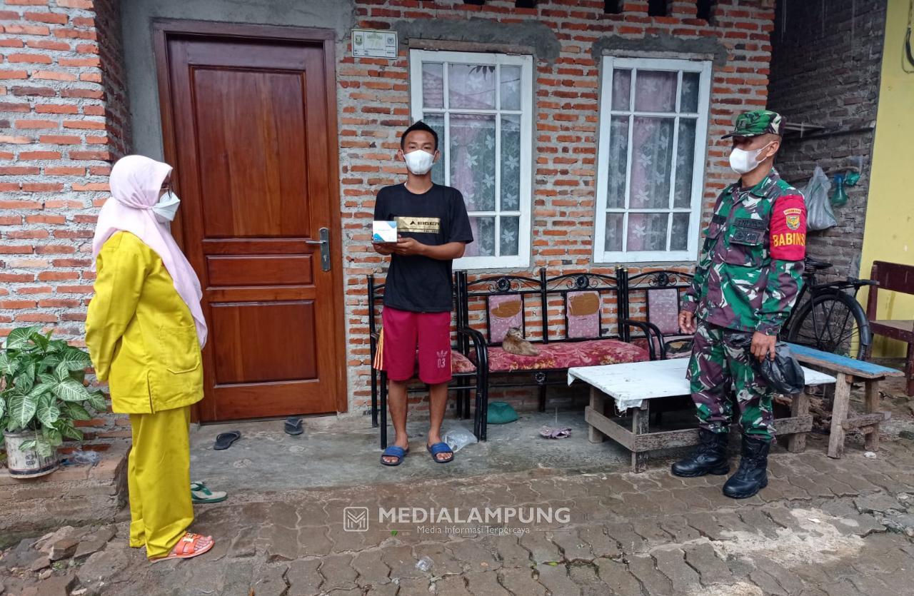 Babinsa Jajaran Koramil Kedaton Serahkan Obat-obatan untuk Warga Isoman