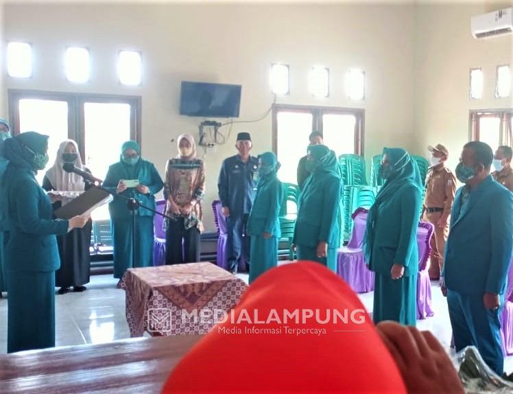 Dessy Afriyanti Lantik Lima Ketua TP-PKK Kampung di Kecamatan Negeri Agung