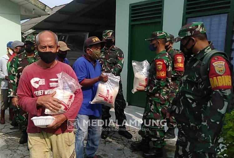 Di Tengah Pandemi Covid, Koramil Panjang Bagikan Bantuan ke Warga Binaan