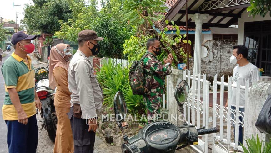 Babinsa Koramil Kedaton Beri Bantuan Obat-obatan untuk Warga Isoman