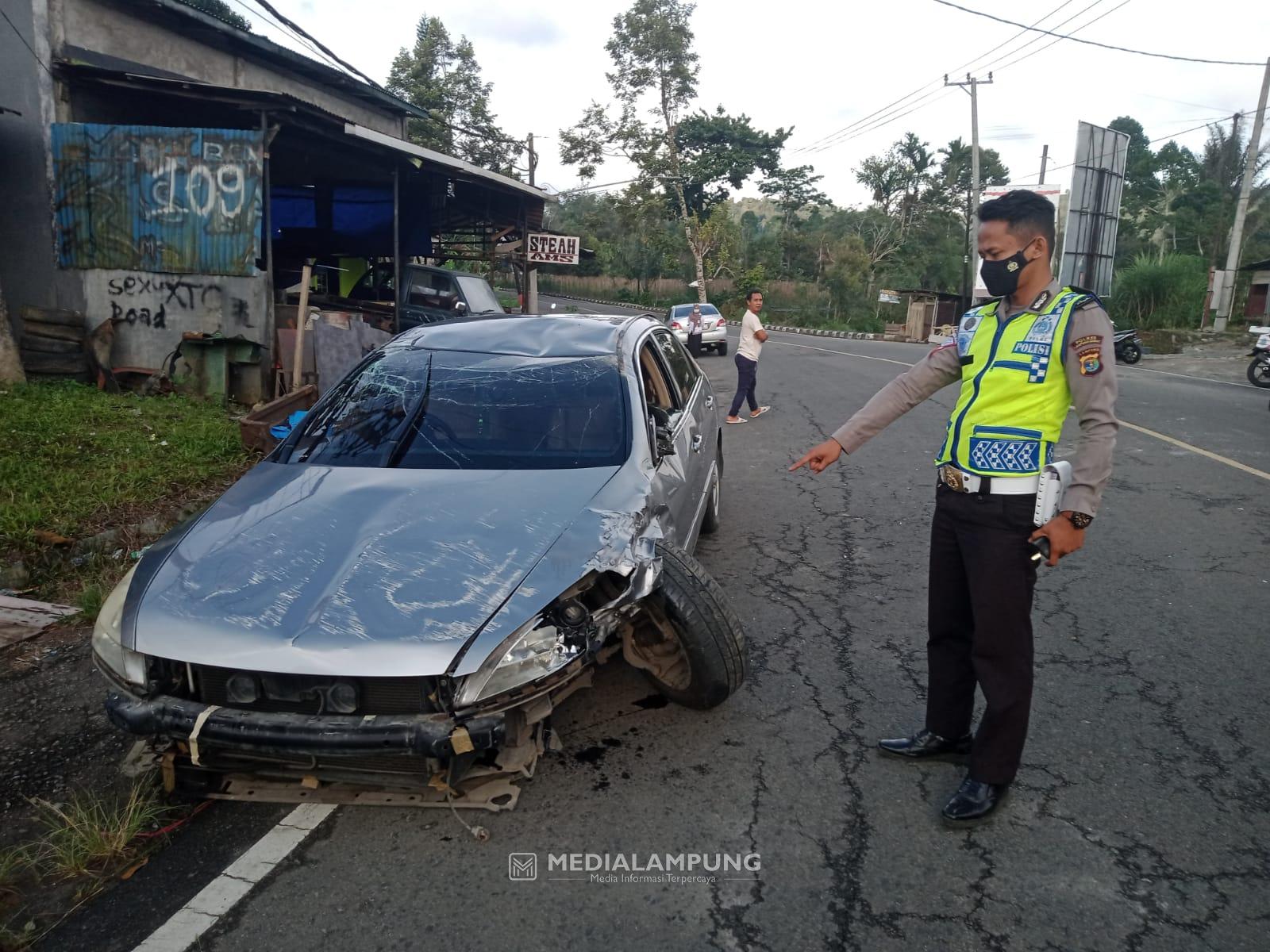 Lepas Kendali, Honda Accord Tabrak Mobil Parkir dan Terbalik